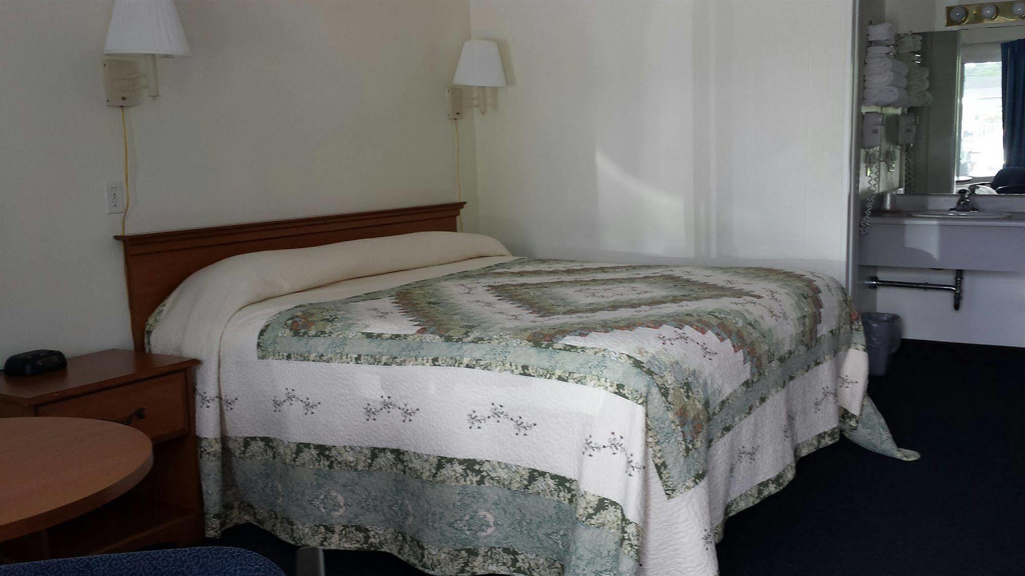 The Springs Motel Saratoga Springs Bagian luar foto